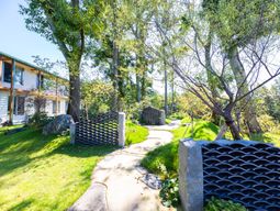 緑豊かな庭園と建物