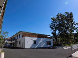 白い壁のモダンな建物