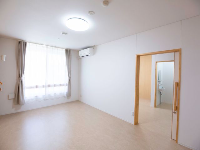 シンプルな居室 居室 開放感のある広々とした居室で、清潔感漂う環境です。窓から自然光が差し込み、明るく穏やかな時間をお過ごしいただけます。