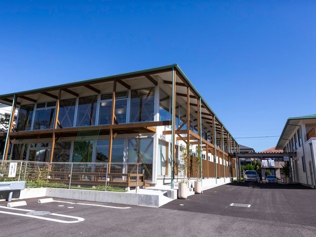 モダンな建物の外観 共有施設 開放的なデザインが魅力的な新しい施設の外観です。働く環境として、清潔感と明るさが感じられます。