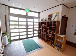 玄関ホールの明るい空間