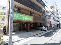 明るい外観の建物エントランス