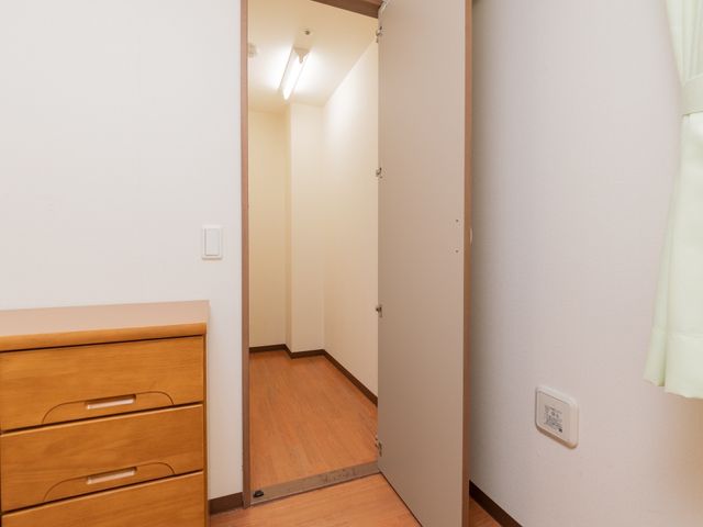 シンプルな居室の入口 物入 シンプルで清潔感のある居室の一角です。落ち着いた雰囲気の中で、快適な日々を過ごせます。