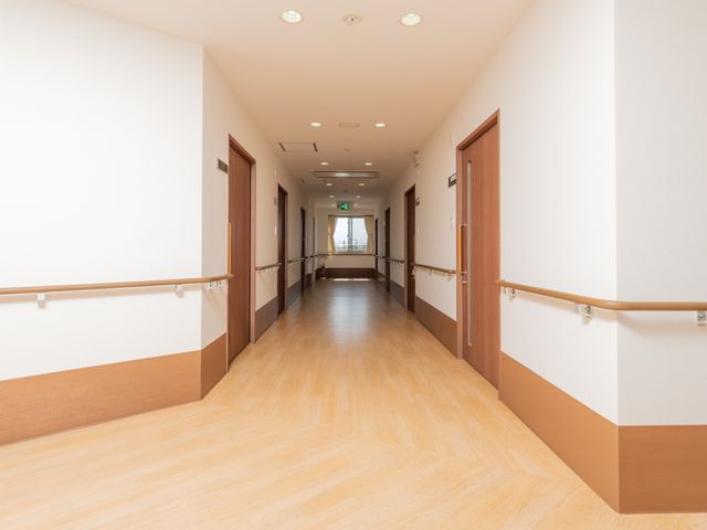 広々とした明るい廊下 廊下 手すりが設置された清潔感のある廊下です。安全かつ快適にご利用いただけるよう配慮されています。