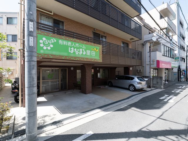 明るい外観の施設エントランス 外観 心地よい街角に位置するエントランスは、ゆったりとしたスペースで皆様をお迎えします。車いすの方でもらくらくとアクセスできる広々とした設計です。