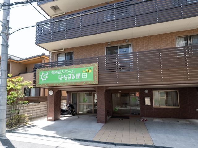 エントランスの景観 外観 エントランスには歓迎の気持ちが感じられる看板があり、安心感を与える雰囲気です。スタッフとして迎え入れる体制が整っています。