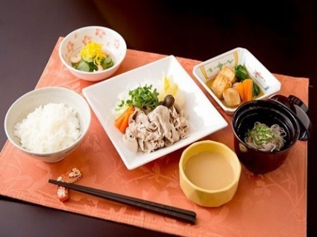 和食の手作り料理セット 食事 栄養バランスを考えた彩り豊かな手作り和食です。お食事の時間も楽しみの一つとして提供しています。