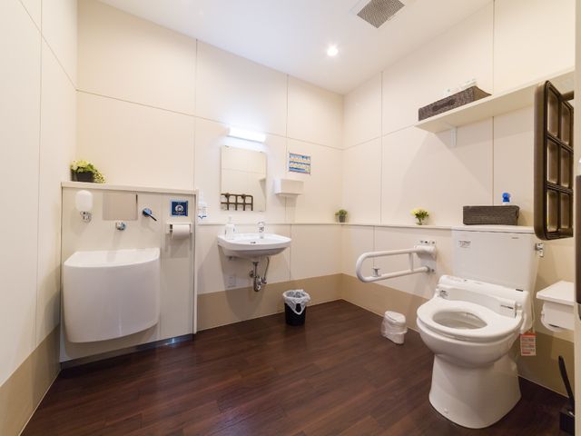 バリアフリー設計のトイレ トイレ 手すりが完備された清潔なトイレです。どなたでも安心してご使用いただけるよう配慮されています。