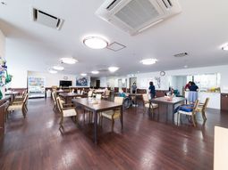 広々とした明るい食堂