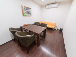 落ち着いた休憩室の内観