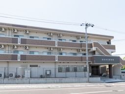 街角に佇む多階建て建物