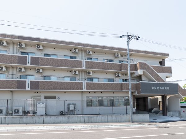街角に佇む多階建て建物