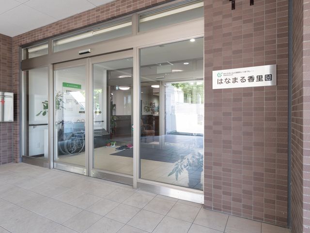 エントランスの開放的な様子 玄関 ゆったりとしたエントランスは明るく開放感があり、気持ちの良いお出迎えをしてくれる空間です。バリアフリー設計で、どなたでも安心してお越しいただけます。
