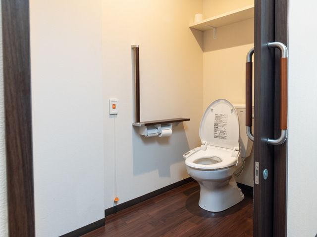 バリアフリーの洋式トイレ トイレ 手すり付きの洋式トイレは安全に配慮されており、どなたでも快適にご使用いただけます。ゆったりとした空間で利便性を重視した設計です。