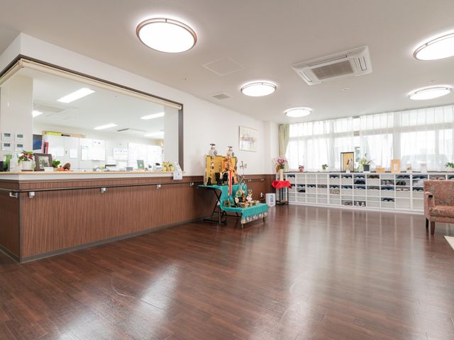 広々とした明るいロビー ロビー 清潔で広々とした受付スペースです。趣味の展示品も飾ってあり、訪れる方々に心地よい雰囲気を提供しています。