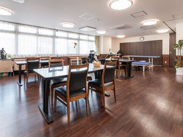 清潔なダイニング 共有スペース 広々とした空間に配置されたダイニングセット、窓からの自然光が心地よい食堂です。利用者が日々の食事や憩いのひとときを過ごす場所をご提供します。