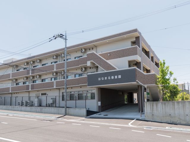 清潔感のある施設外観 外観 清潔で落ち着いた色合いの建物です。広々としたエントランスが印象的で、安心して勤務できる環境が整っています。
