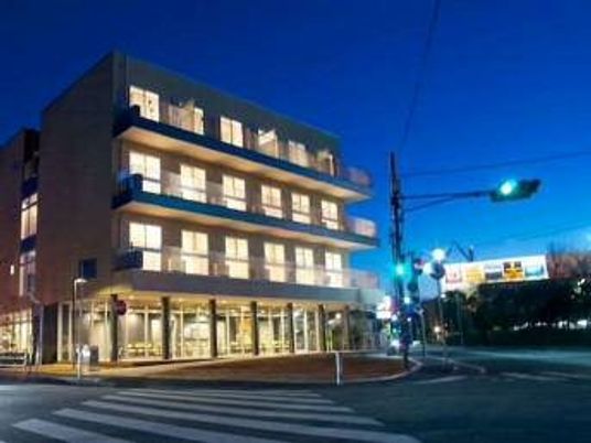 明るく照らされた建物外観