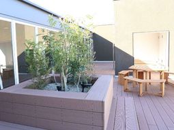 緑豊かな屋外休憩所