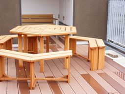 木製のテーブルとベンチ