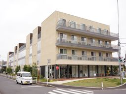 広々とした建物の外観