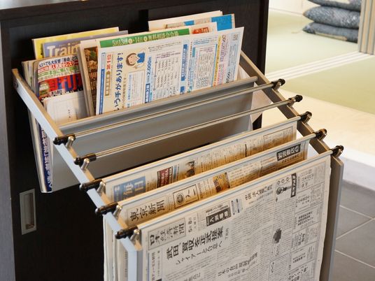 新聞ラックと和室