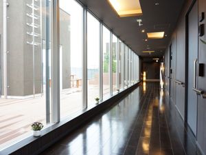 明るく広々とした廊下