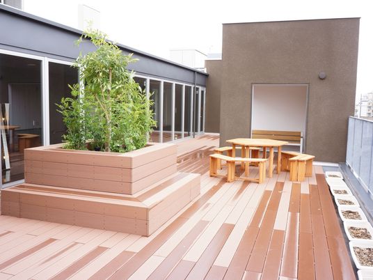 屋外テラスと植物