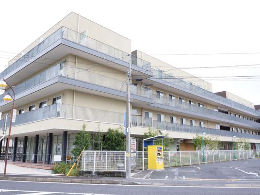 多階層の建物の外観