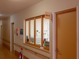 廊下と窓のある事務室