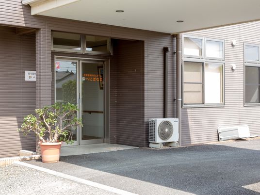 茶色い建物のエントランス