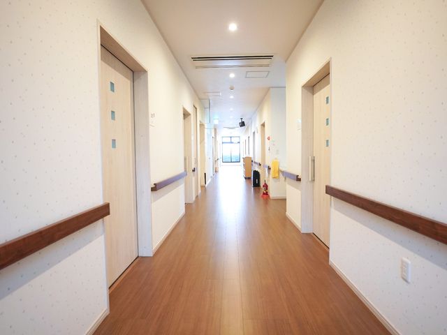 清潔感ある明るい廊下 廊下 手すりが設置された廊下は清潔感があり、ゆったりとした設計で日々の移動も安全に配慮されています。