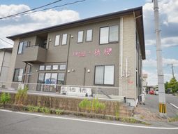 茶色の外壁の建物外観