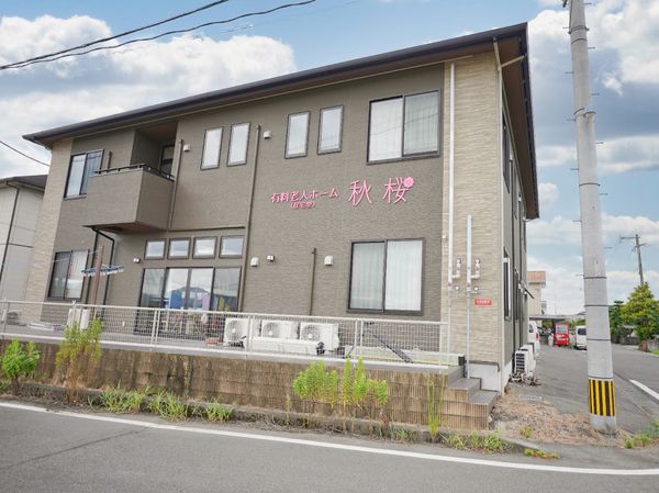 茶色の外壁の建物外観