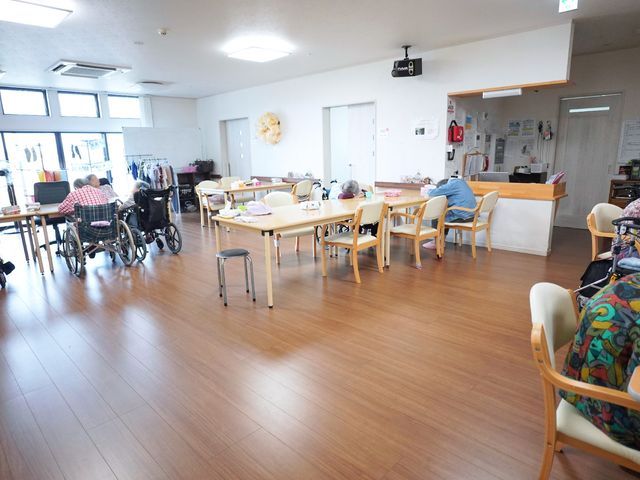 多目的室利用の様子 共有スペース ゆとりのある多目的室で、利用者がそれぞれの時間を過ごしています。スタッフの皆さんにとってもやりがいのある職場です。