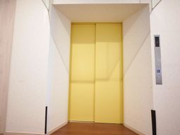 黄色の扉のエレベーター