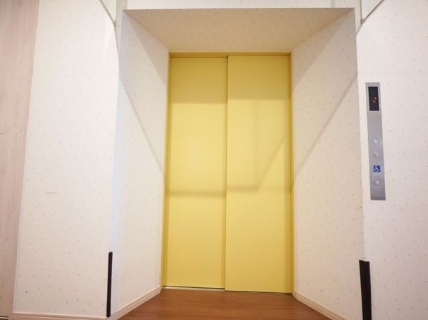 黄色の扉のエレベーター