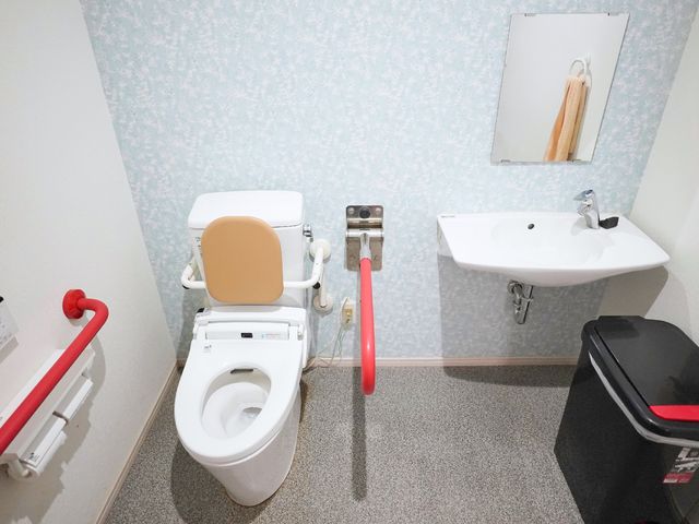 バリアフリー設計のトイレ トイレ 手すり付きで安全性が考えられた清潔なトイレです。快適にご利用いただける環境が整っています。