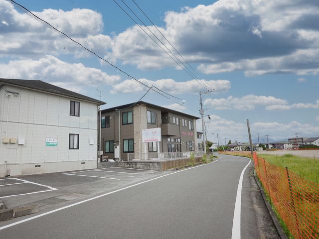 新築そうな建物外観 外観 新しい建物は清潔感があり、駐車スペースも広くとられています。静かな環境で、気持ちよく就業が見込めそうです。