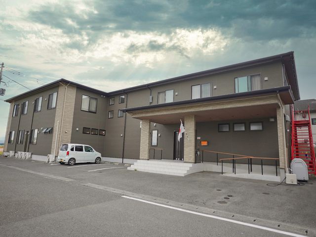 施設の落ち着いた外観 外観 モダンなデザインの建物で、ゆったりとした環境が広がっています。スタッフとして迎える空間は居心地の良さにこだわっております。