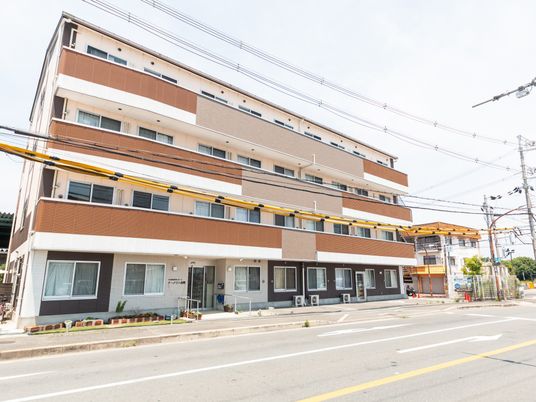 落ち着いた外観の建物