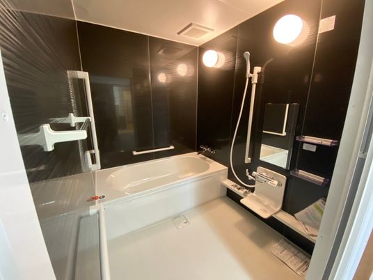 バリアフリー設計の浴室