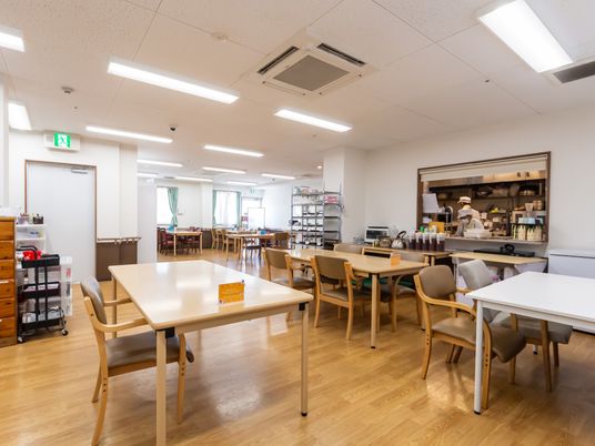 日差しが入る食堂