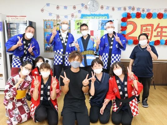 元気なスタッフ集合写真