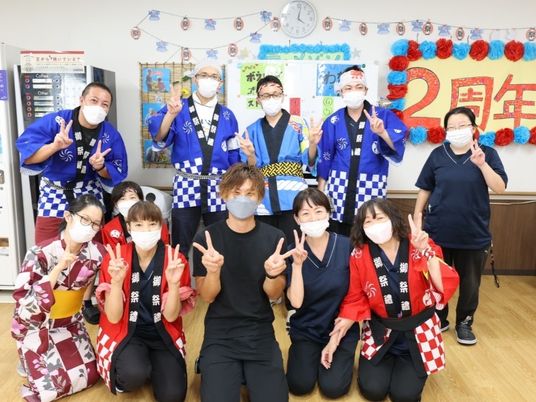 元気なスタッフ集合写真