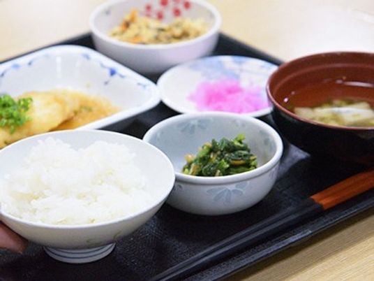 和食の配膳風景