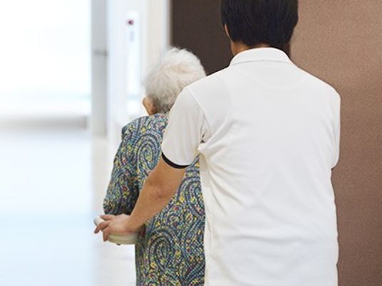 スタッフと利用者の後姿