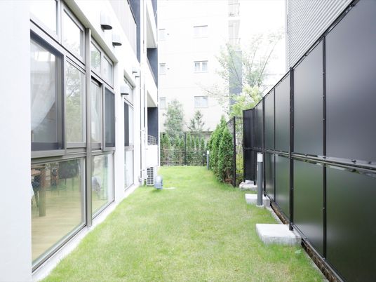 緑豊かな明るい中庭