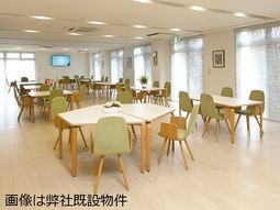 明るい食堂と椅子配置