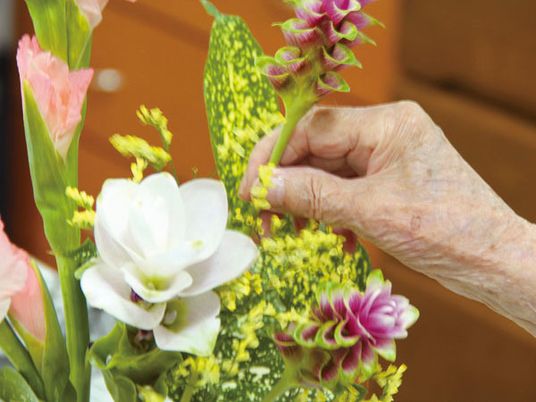 花に触れる手